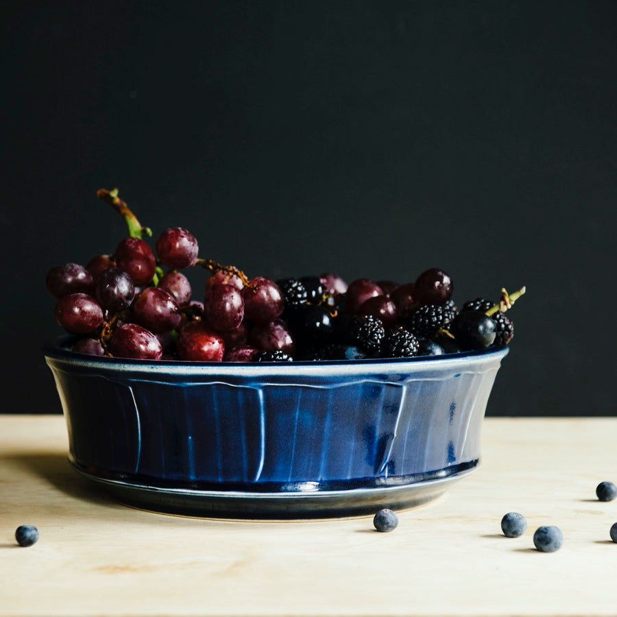 This Mod Bowl features the glossy deep dark blue Midnight glaze.