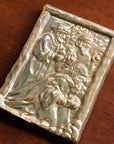 This iridescent Wisemen tile has yellow-gold variation on the right of the tile and pinkish hues on the left.