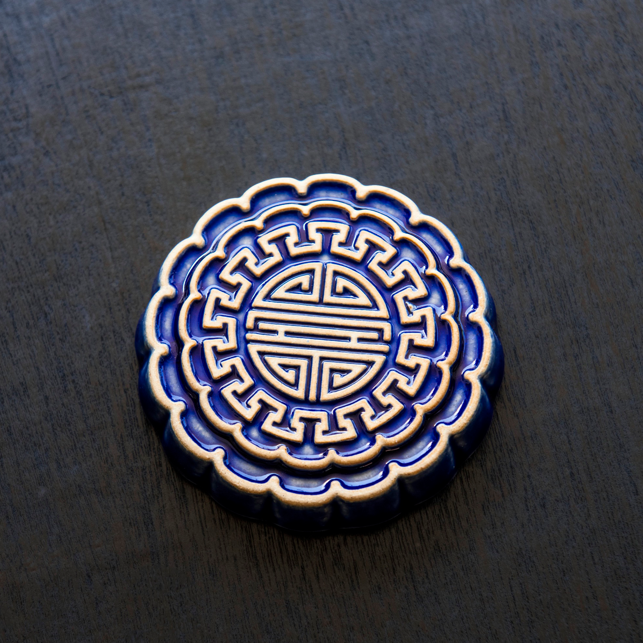 A Mooncake Paperweight in two-tone Lapis/Scrape.