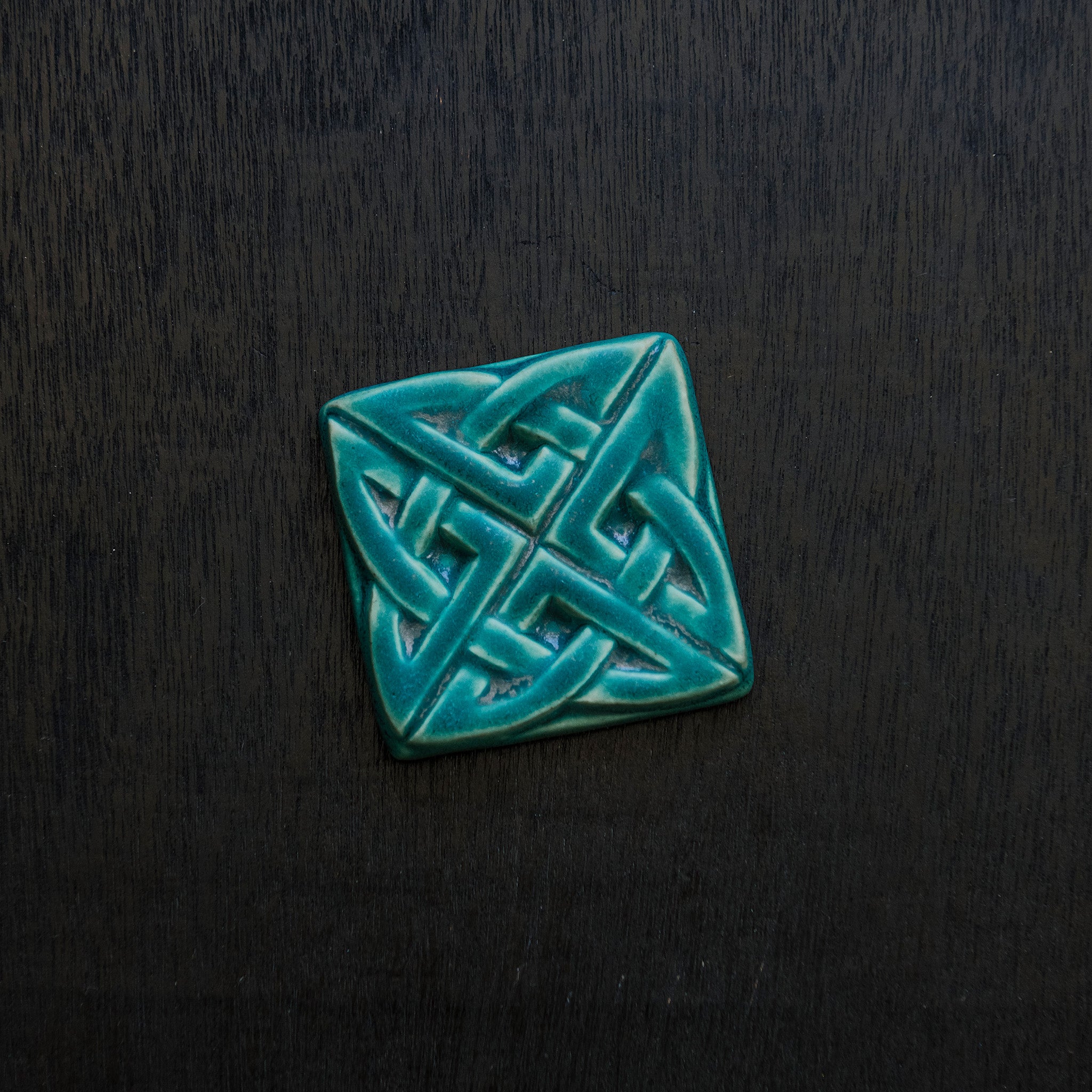 The 3 inch square Eternity Knot Tile includes the design of two oval shapes intertwined to create the Celtic Eternity knot.