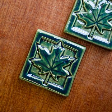 This Maple Leaf Tile features the glossy deep green Kale glaze.