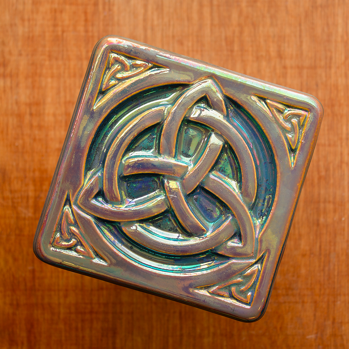 Trinity Knot | Two-Tone Iridescent