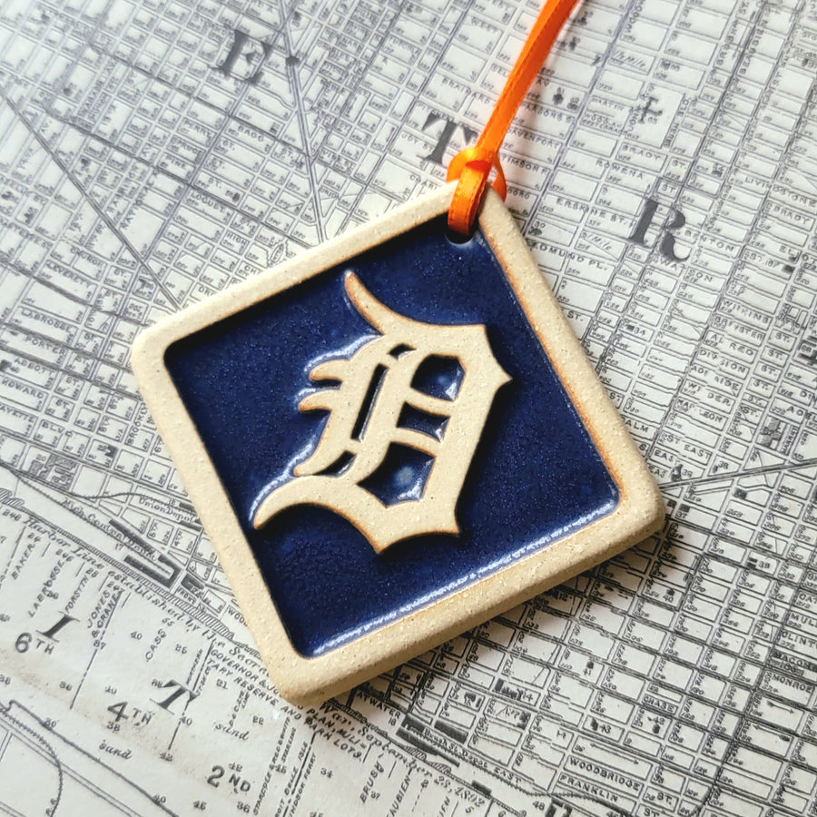 This diamond shaped ornament features the Tigers' logo, an old english style D, in the center with a simple line border around the edge.