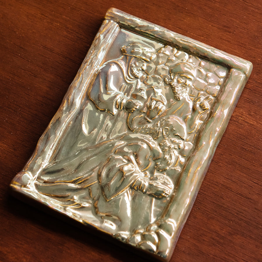 This iridescent Wisemen tile has yellow-gold variation on the right of the tile and pinkish hues on the left.