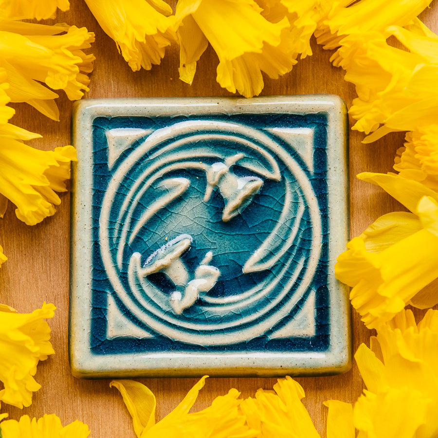 This Daffodil Tile features the medium blue Glacier Gloss glaze.