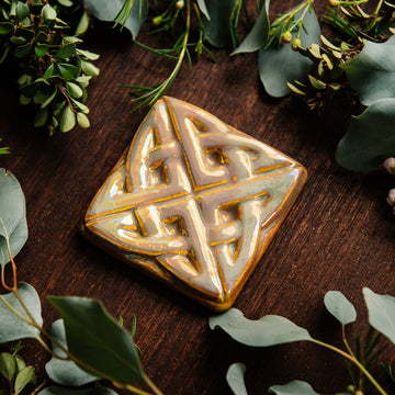 The 3 inch square Eternity Knot Tile includes the design of two oval shapes intertwined to create the Celtic Eternity knot.