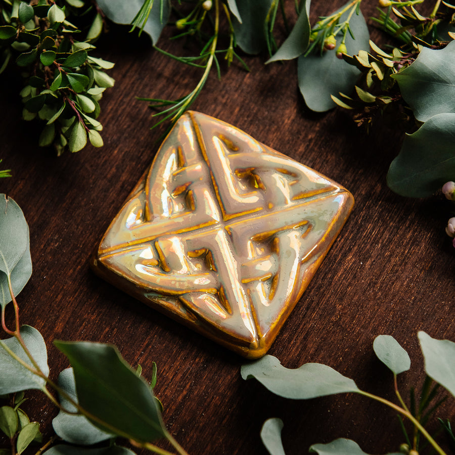 The 3 inch square Eternity Knot Tile includes the design of two oval shapes intertwined to create the Celtic Eternity knot.