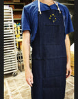 The apron has 3 pockets, one on the chest, and one on each hip.