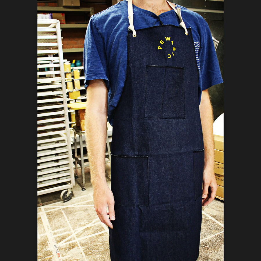 The apron has 3 pockets, one on the chest, and one on each hip.